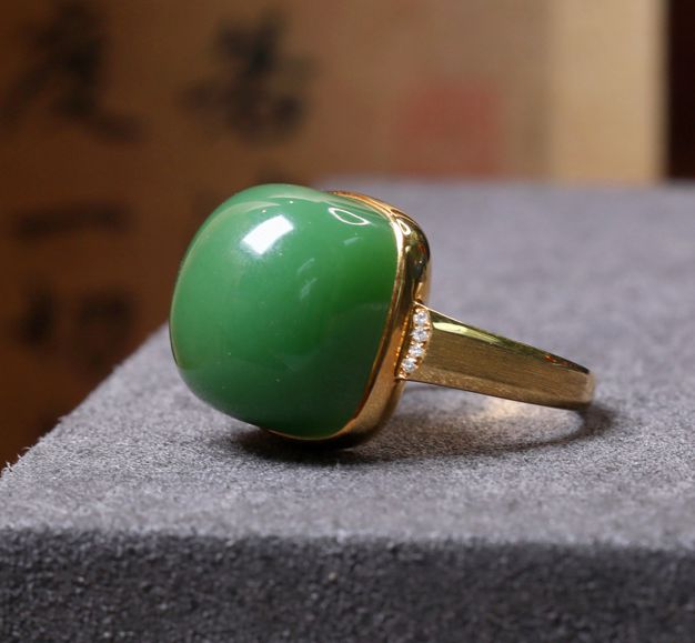 碧玉上新戴十年不过时的东方高级感开元ky棋牌三月不撞款｜这波春色(图2)