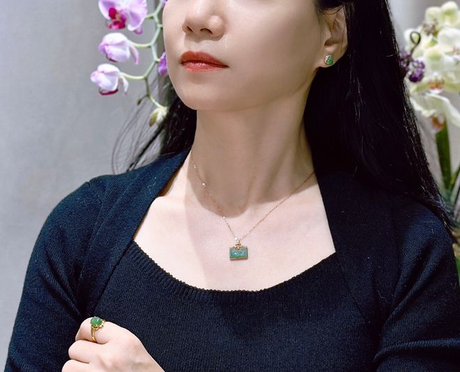 碧玉上新戴十年不过时的东方高级感开元ky棋牌三月不撞款｜这波春色(图3)