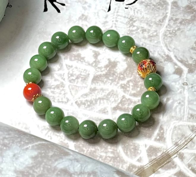 碧玉上新戴十年不过时的东方高级感开元ky棋牌三月不撞款｜这波春色(图7)