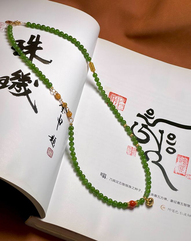 碧玉上新戴十年不过时的东方高级感开元ky棋牌三月不撞款｜这波春色(图23)