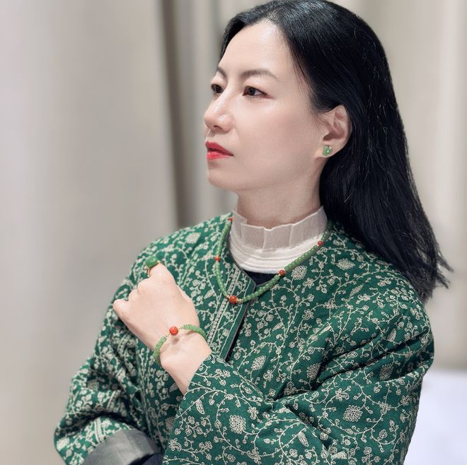 碧玉上新戴十年不过时的东方高级感开元ky棋牌三月不撞款｜这波春色(图34)