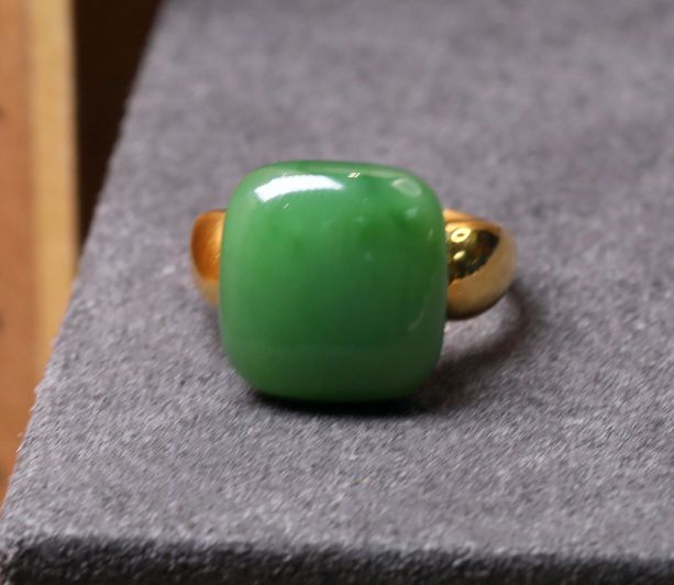 碧玉上新戴十年不过时的东方高级感开元ky棋牌三月不撞款｜这波春色(图42)