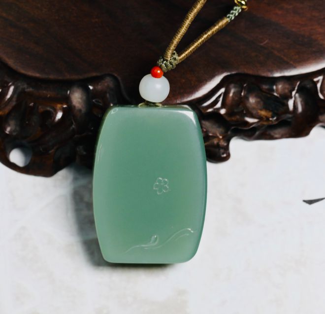碧玉上新戴十年不过时的东方高级感开元ky棋牌三月不撞款｜这波春色(图46)