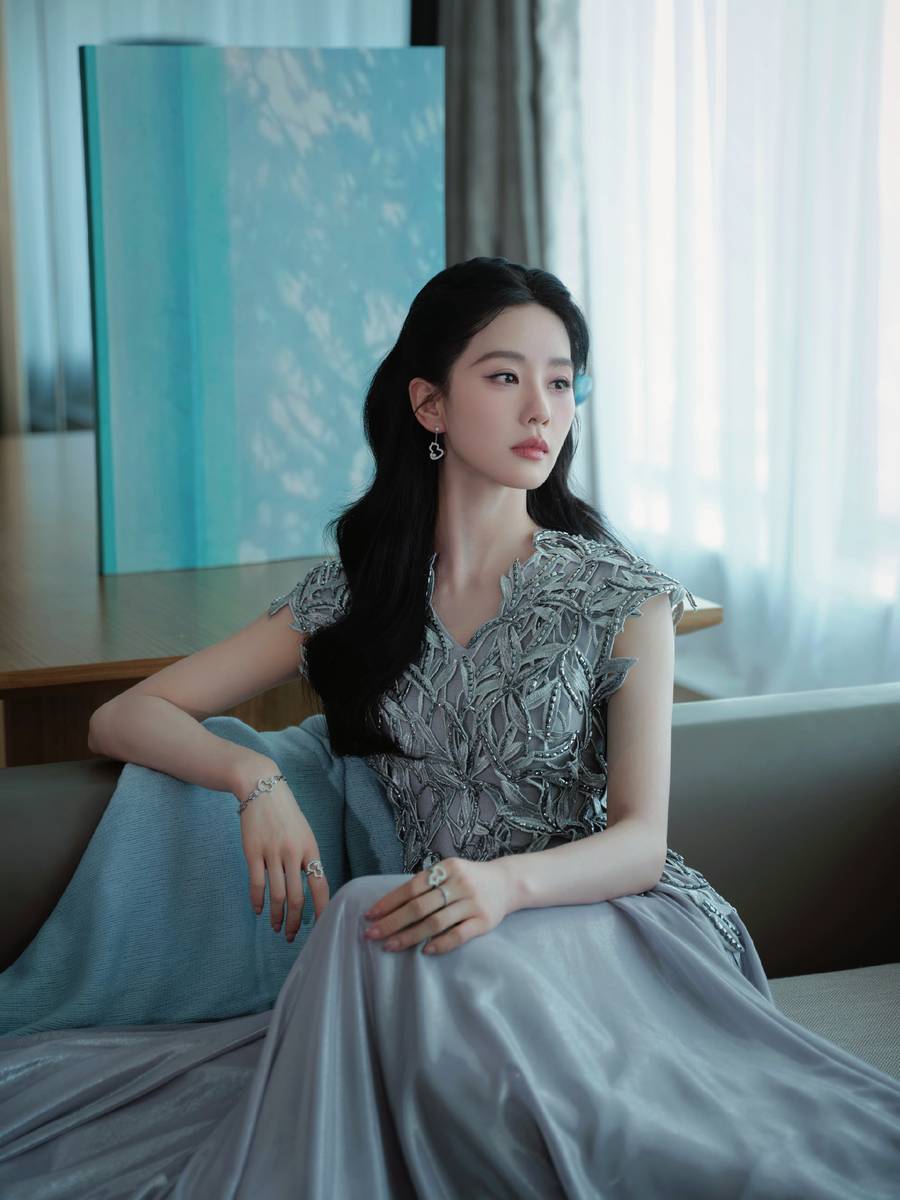 色水光裙下的中式时尚绽放ky开元棋牌刘诗诗：银(图2)