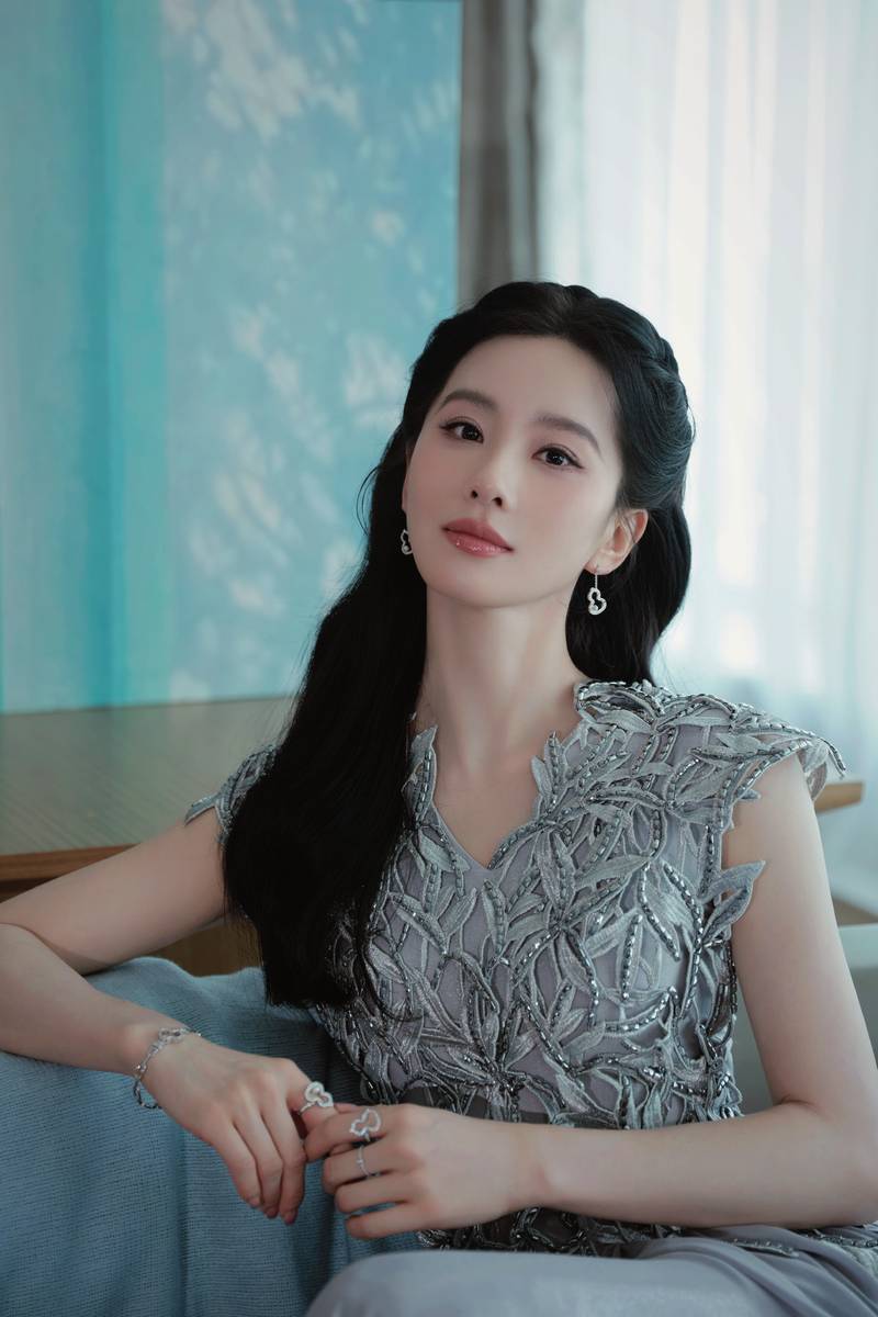 色水光裙下的中式时尚绽放ky开元棋牌刘诗诗：银(图3)