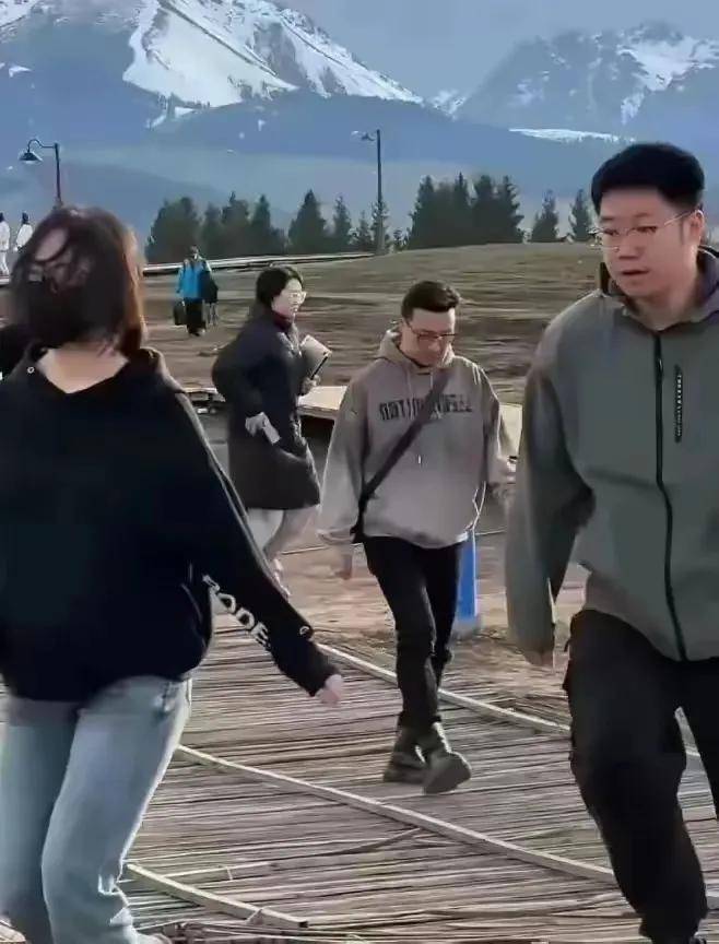 浅发造型显年轻携19岁女友开启文旅事业开元棋牌app54岁汪峰新疆造型曝光(图1)