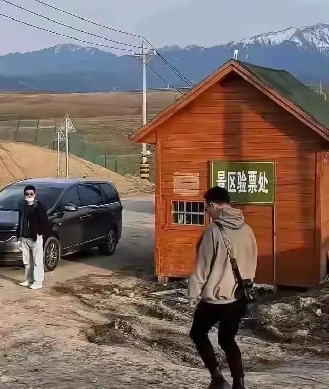 浅发造型显年轻携19岁女友开启文旅事业开元棋牌app54岁汪峰新疆造型曝光(图2)