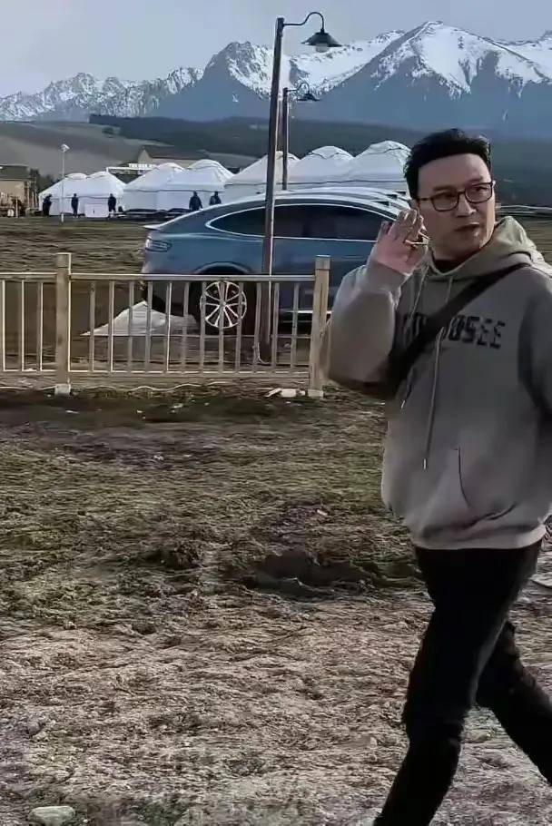 浅发造型显年轻携19岁女友开启文旅事业开元棋牌app54岁汪峰新疆造型曝光(图4)