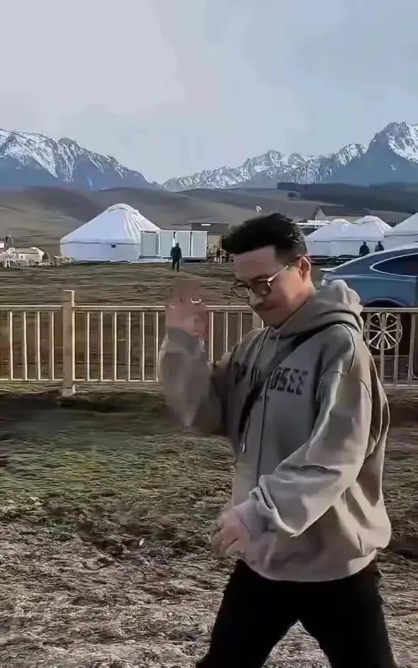 浅发造型显年轻携19岁女友开启文旅事业开元棋牌app54岁汪峰新疆造型曝光(图5)