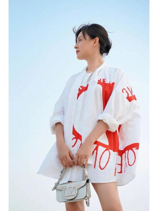 搭好洋气女人果然要打扮开元ky棋牌一身贵族穿(图3)