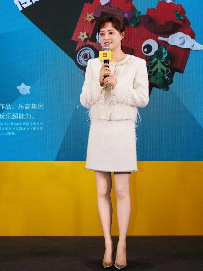 搭好洋气女人果然要打扮开元ky棋牌一身贵族穿(图1)