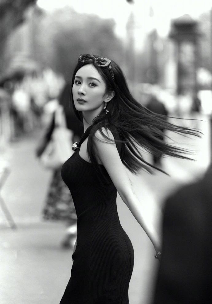 披发红唇氛围感拉满越来越有女人味开元棋牌杨幂气质太绝！法式黑裙(图2)