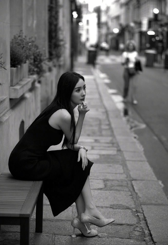披发红唇氛围感拉满越来越有女人味开元棋牌杨幂气质太绝！法式黑裙(图3)