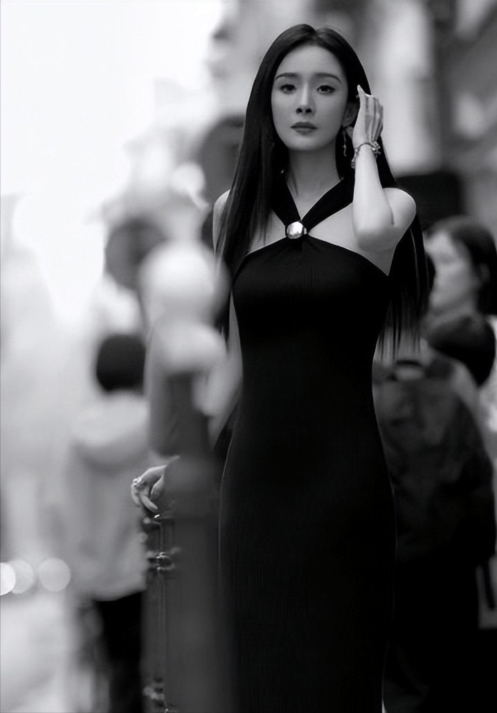 披发红唇氛围感拉满越来越有女人味开元棋牌杨幂气质太绝！法式黑裙(图6)