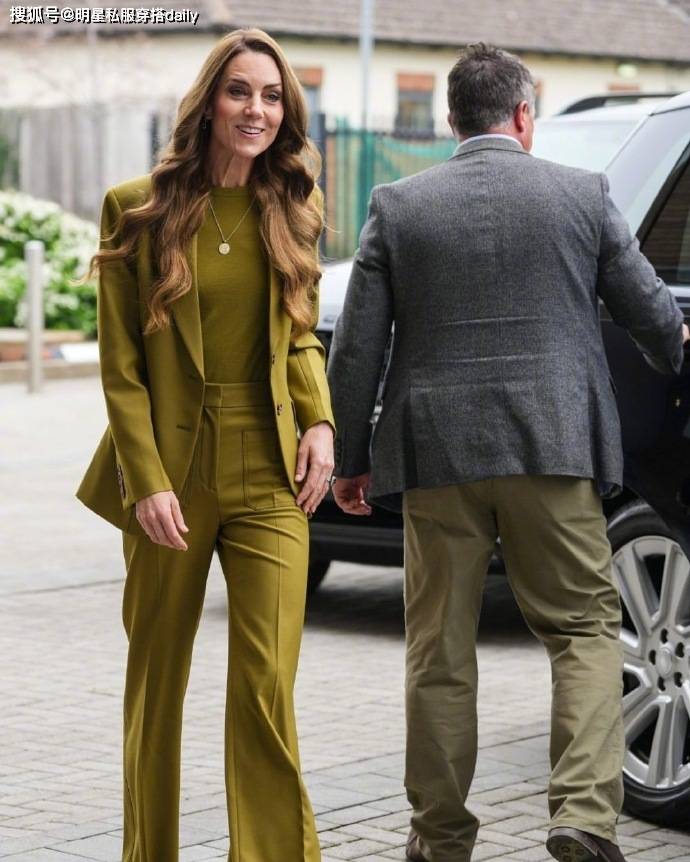 色”西装穿橄榄绿西装戴绿紫水晶耳环贵气高级开元棋牌凯特王妃恢复健康后越来越越爱“彩(图1) 色”西装穿橄榄绿西装戴绿紫水晶耳环贵气高级开元棋牌凯特王妃恢复健康后越来越越爱“彩(图1)