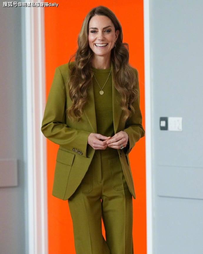 色”西装穿橄榄绿西装戴绿紫水晶耳环贵气高级开元棋牌凯特王妃恢复健康后越来越越爱“彩(图2) 色”西装穿橄榄绿西装戴绿紫水晶耳环贵气高级开元棋牌凯特王妃恢复健康后越来越越爱“彩(图2)