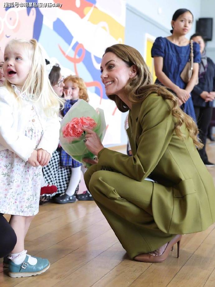 色”西装穿橄榄绿西装戴绿紫水晶耳环贵气高级开元棋牌凯特王妃恢复健康后越来越越爱“彩(图3) 色”西装穿橄榄绿西装戴绿紫水晶耳环贵气高级开元棋牌凯特王妃恢复健康后越来越越爱“彩(图3)