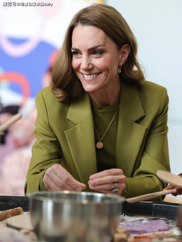 色”西装穿橄榄绿西装戴绿紫水晶耳环贵气高级开元棋牌凯特王妃恢复健康后越来越越爱“彩(图5) 色”西装穿橄榄绿西装戴绿紫水晶耳环贵气高级开元棋牌凯特王妃恢复健康后越来越越爱“彩(图5)