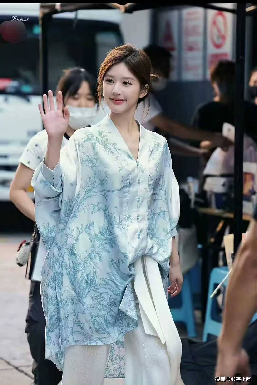 不戴对称才好看果然时尚的尽头是国风开元棋牌app赵露思穿新中式耳环(图2) 不戴对称才好看果然时尚的尽头是国风开元棋牌app赵露思穿新中式耳环(图2)