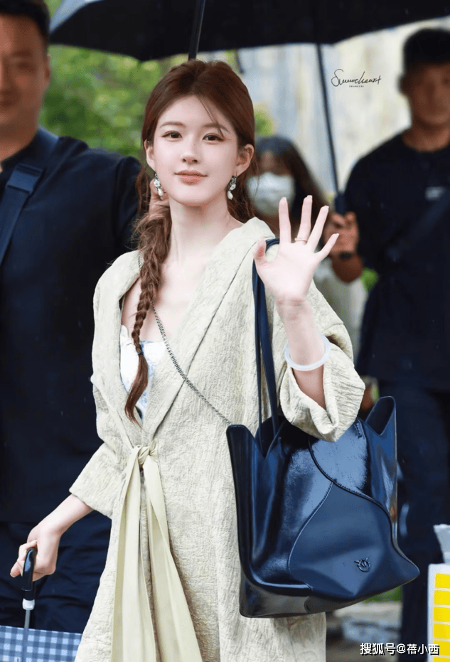 不戴对称才好看果然时尚的尽头是国风开元棋牌app赵露思穿新中式耳环(图3) 不戴对称才好看果然时尚的尽头是国风开元棋牌app赵露思穿新中式耳环(图3)