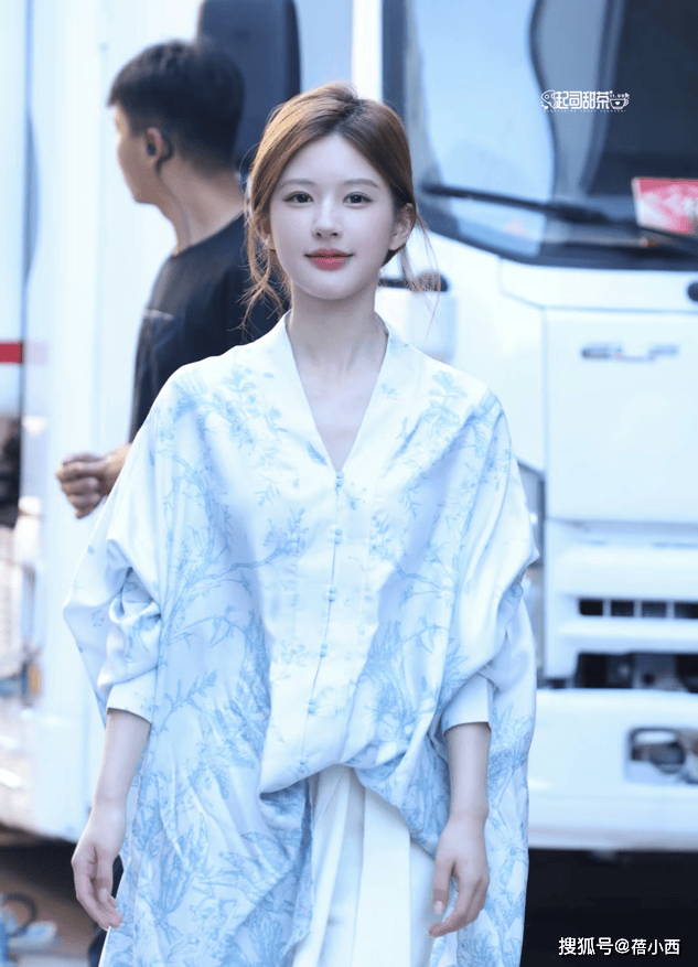 不戴对称才好看果然时尚的尽头是国风开元棋牌app赵露思穿新中式耳环(图4)