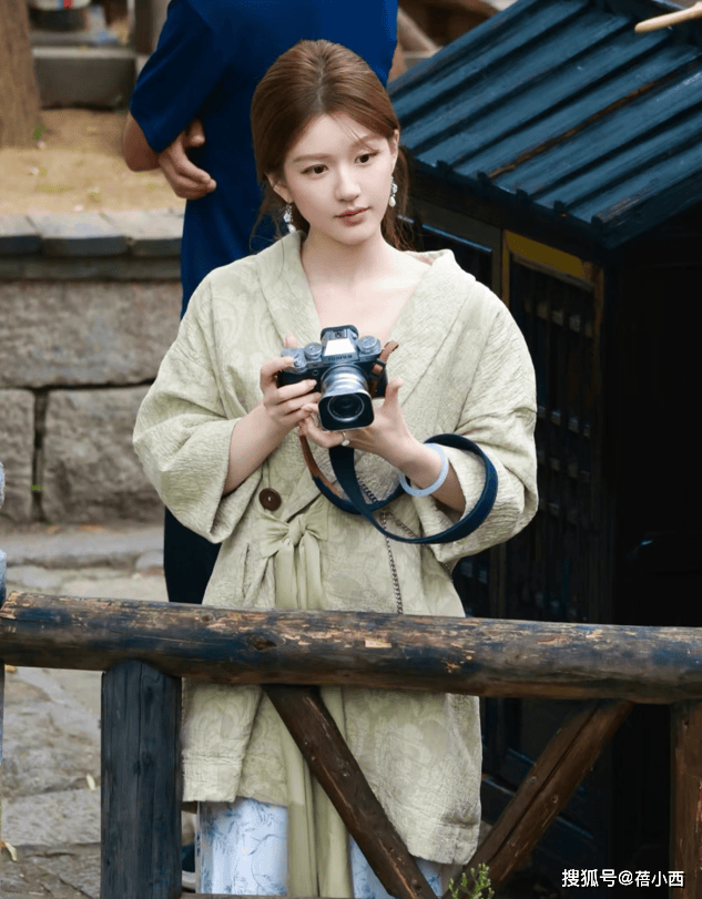 不戴对称才好看果然时尚的尽头是国风开元棋牌app赵露思穿新中式耳环(图8) 不戴对称才好看果然时尚的尽头是国风开元棋牌app赵露思穿新中式耳环(图8)